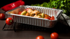 Caserole de aluminiu versus tăvi de inox: care sunt diferențele reale pentru consumator?